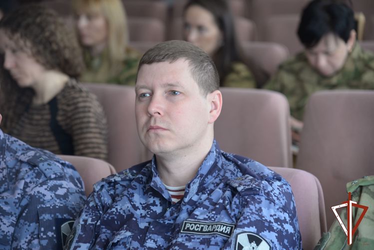 В Екатеринбурге росгвардейцы встретились с лектором общества «Знание»