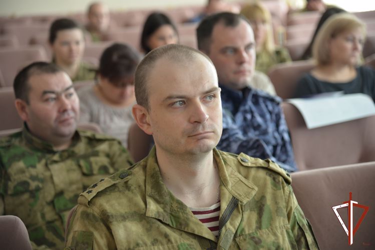 В Екатеринбурге росгвардейцы встретились с лектором общества «Знание»