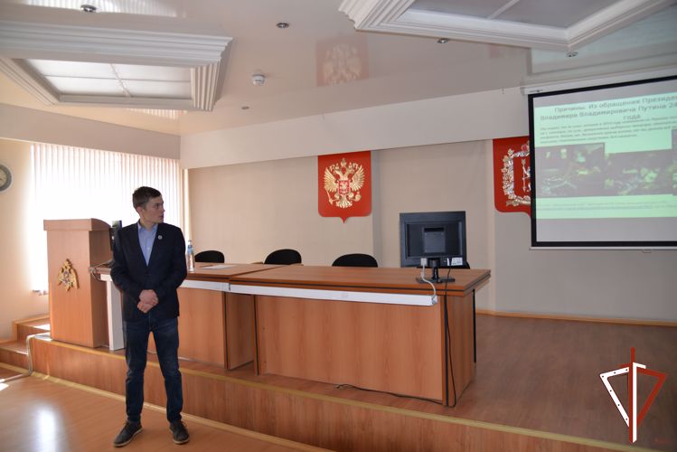 В Екатеринбурге росгвардейцы встретились с лектором общества «Знание»