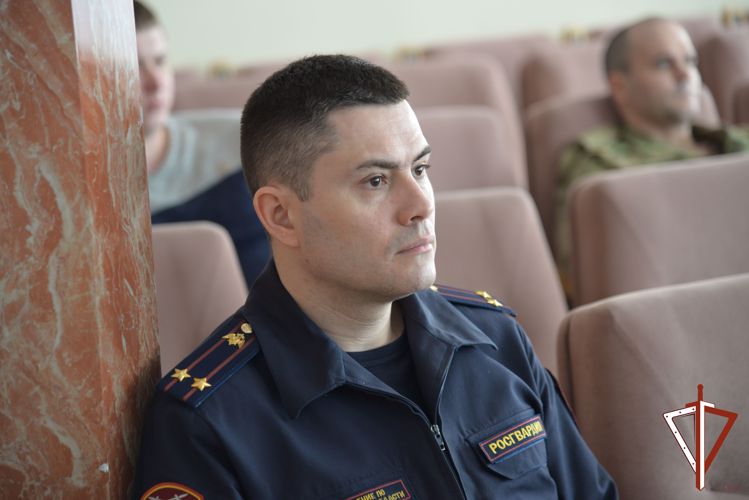 В Екатеринбурге росгвардейцы встретились с лектором общества «Знание»