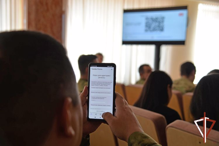 В Екатеринбурге росгвардейцы встретились с лектором общества «Знание»