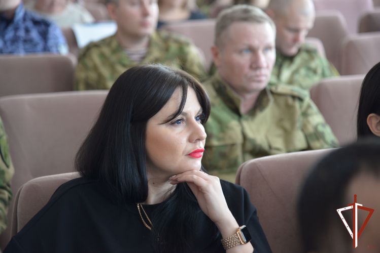 В Екатеринбурге росгвардейцы встретились с лектором общества «Знание»