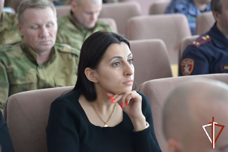 В Екатеринбурге росгвардейцы встретились с лектором общества «Знание»