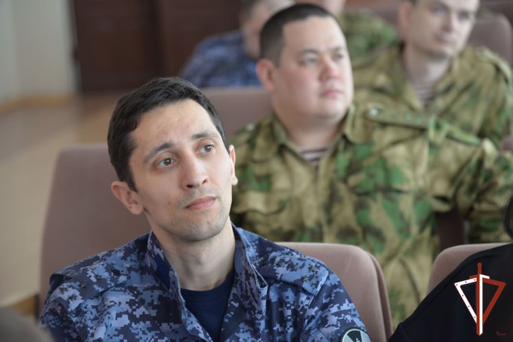 В Екатеринбурге росгвардейцы встретились с лектором общества «Знание»