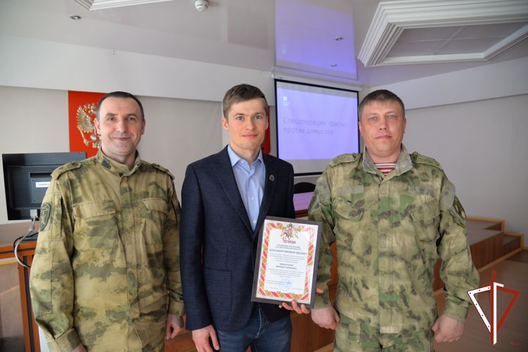 В Екатеринбурге росгвардейцы встретились с лектором общества «Знание»