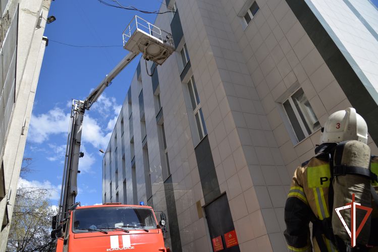 Сотрудники Росгвардии и МЧС провели совместное пожарно-тактическое занятие в Екатеринбурге