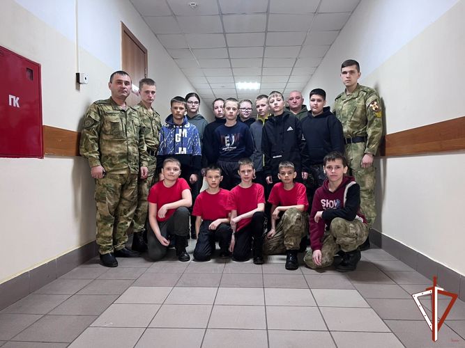 Новосибирский военный институт провел "Курс юного росгвардейца" для нижнетагильских кадет