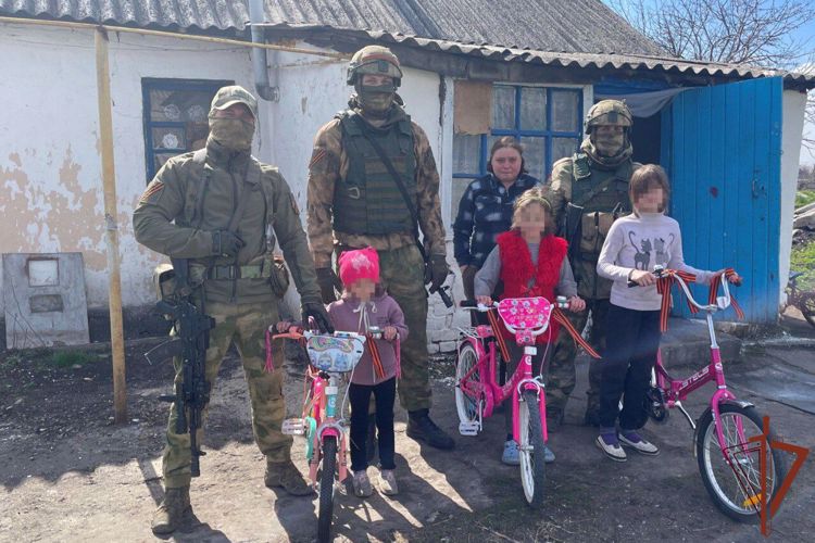Росгвардейцы – участники спецоперации подарили велосипеды детям погибшего сотрудника народной милиции ЛНР