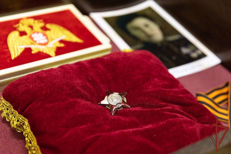 Росгвардейцы передали в музей Орден Красной Звезды ветерана ВОВ, найденный в зоне СВО
