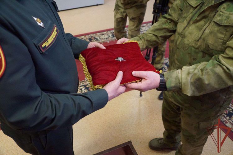Росгвардейцы передали в музей Орден Красной Звезды ветерана ВОВ, найденный в зоне СВО