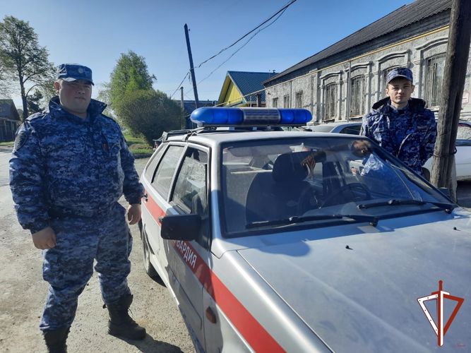 Сотрудники Росгвардии своевременно приняли меры к тушению пожара в Свердловской области (видео)