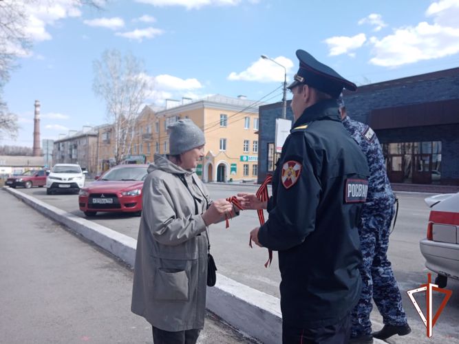 На Среднем Урале росгвардейцы поддержали патриотическую акцию «Георгиевская ленточка»