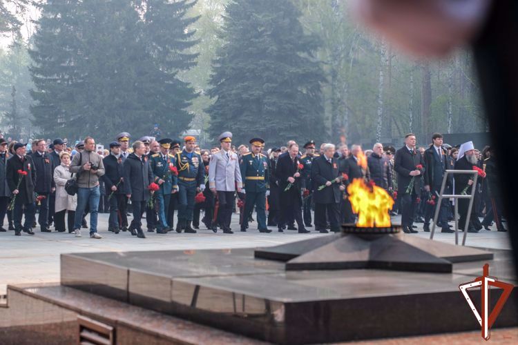 Врио командующего Уральским округом войск национальной гвардии России и начальник Управления Росгвардии по Свердловской области приняли участие в памятном мероприятии в честь павших в годы ВОВ