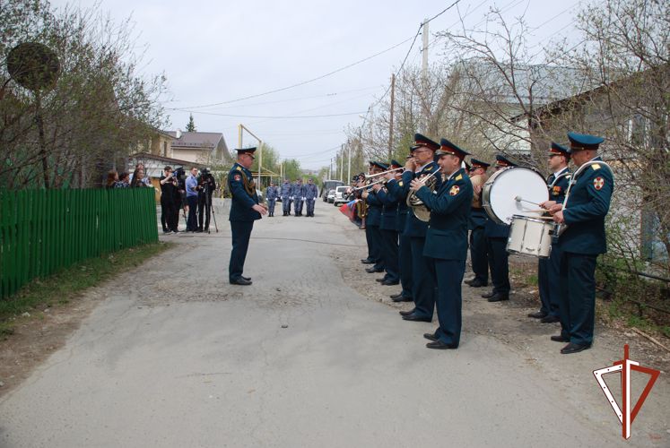 В Екатеринбурге росгвардейцы  поздравили труженицу тыла и ветерана службы с Днем Победы (видео)