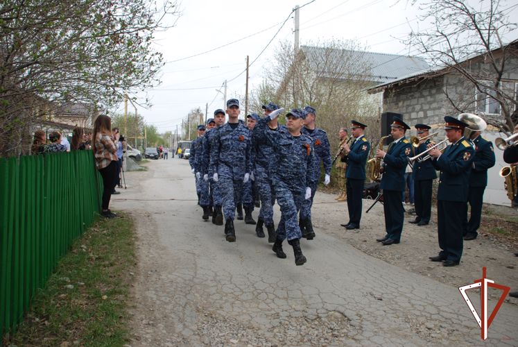 В Екатеринбурге росгвардейцы  поздравили труженицу тыла и ветерана службы с Днем Победы (видео)