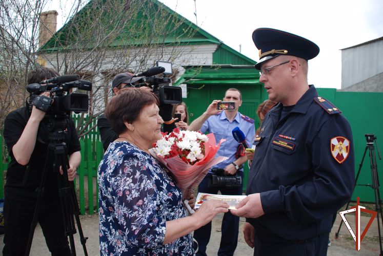 В Екатеринбурге росгвардейцы  поздравили труженицу тыла и ветерана службы с Днем Победы (видео)