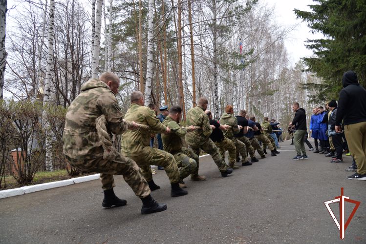 Личный состав Уральского округа войск Росгвардии принял участие в спортивном празднике, приуроченном к 100-летию спортивного общества «Динамо» (видео)