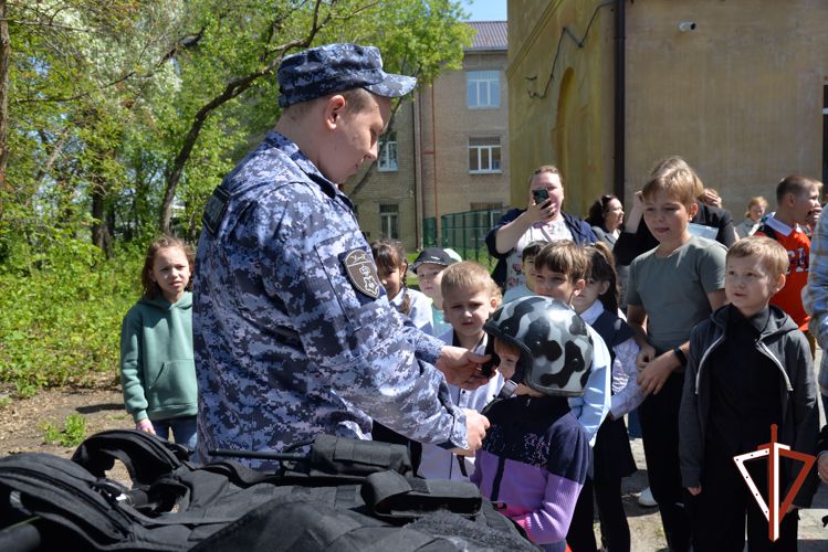 На Среднем Урале росгвардейцы принимают участие в мероприятиях по детской безопасности во время летнего отдыха