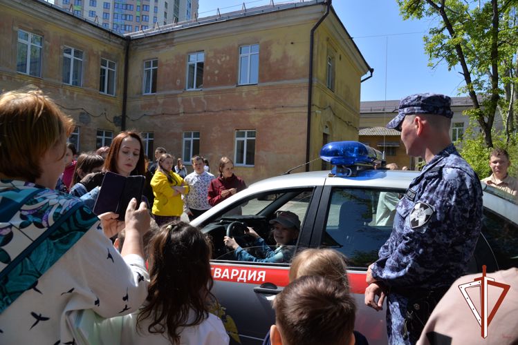 На Среднем Урале росгвардейцы принимают участие в мероприятиях по детской безопасности во время летнего отдыха