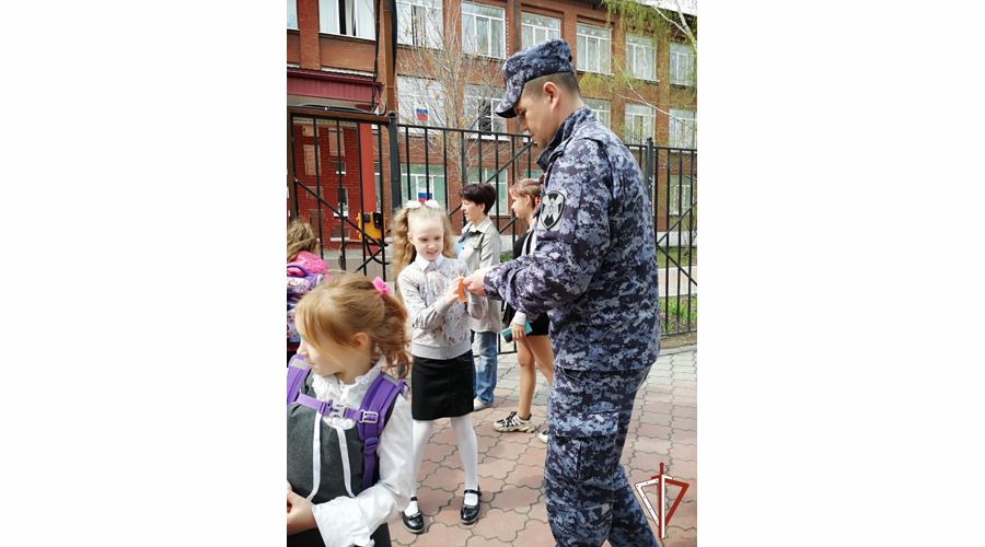 На Среднем Урале росгвардейцы поддержали патриотическую акцию «Георгиевская ленточка»