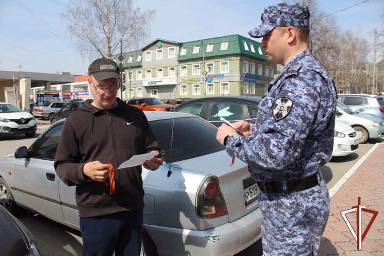 На Среднем Урале росгвардейцы поддержали патриотическую акцию «Георгиевская ленточка»
