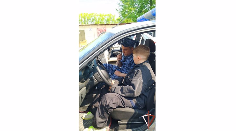 На Среднем Урале росгвардейцы принимают участие в мероприятиях по детской безопасности во время летнего отдыха