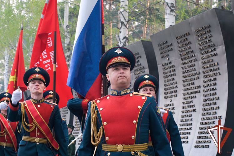 Врио командующего Уральским округом войск национальной гвардии России и начальник Управления Росгвардии по Свердловской области приняли участие в памятном мероприятии в честь павших в годы ВОВ