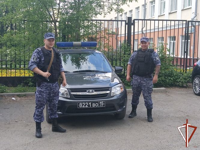 В Екатеринбурге Росгвардия и полиция обеспечили охрану общественного порядка последних школьных звонков