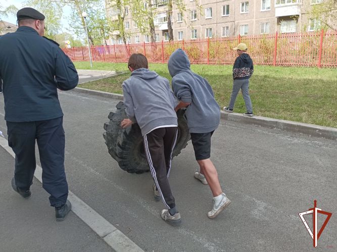 Бойцы нижнетагильского ОМОН «Рассвет» Росгвардии вошли в состав жюри школьной военизированной игры «Зарница»