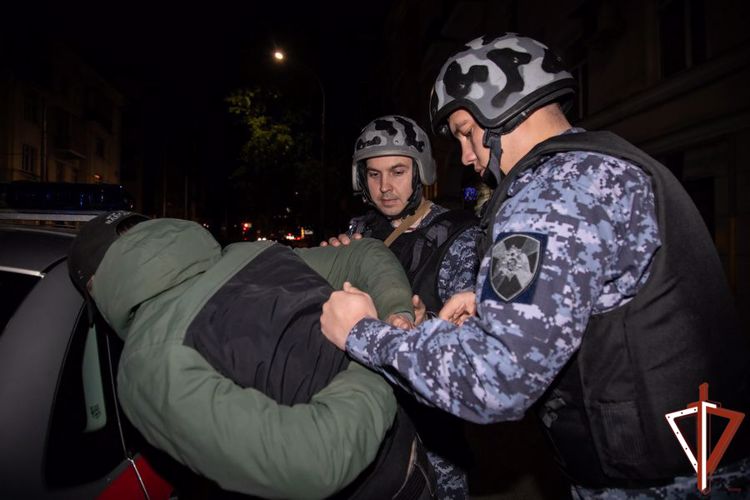     В Екатеринбурге росгвардейцы пресекли факт незаконного оборота наркотиков