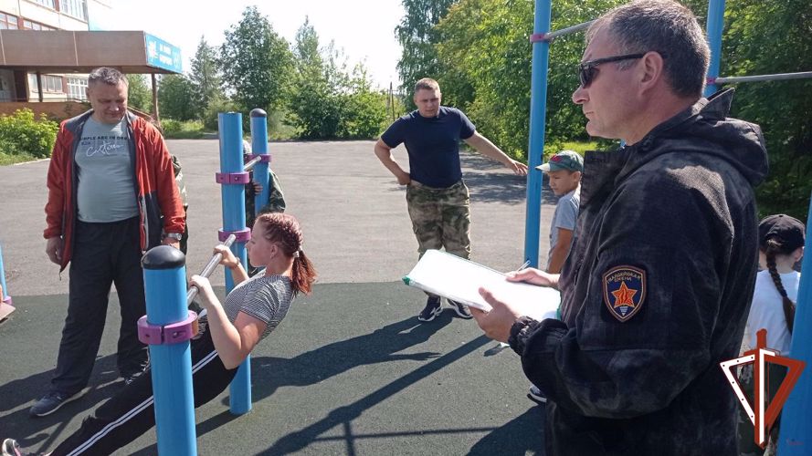 На Среднем Урале в отделении «Гвардейской смены» состоялась сдача нормативов на право ношения формы и головного убора Росгвардии
