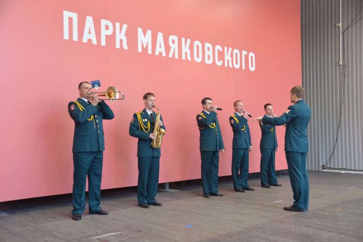 В главном городском парке Екатеринбурга росгвардейцы выступили с концертом в честь Дня России