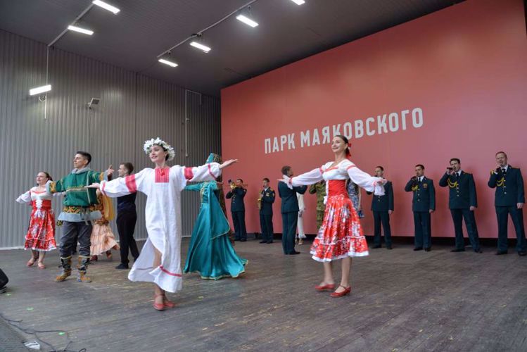 В главном городском парке Екатеринбурга росгвардейцы выступили с концертом в честь Дня России