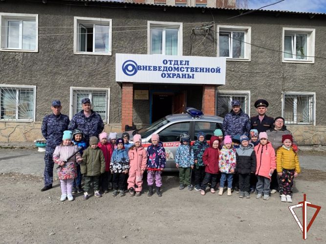 В Свердловской области в рамках акции «Каникулы с Росгвардией» сотрудники вневедомственной охраны провели с дошколятами патриотическое мероприятие
