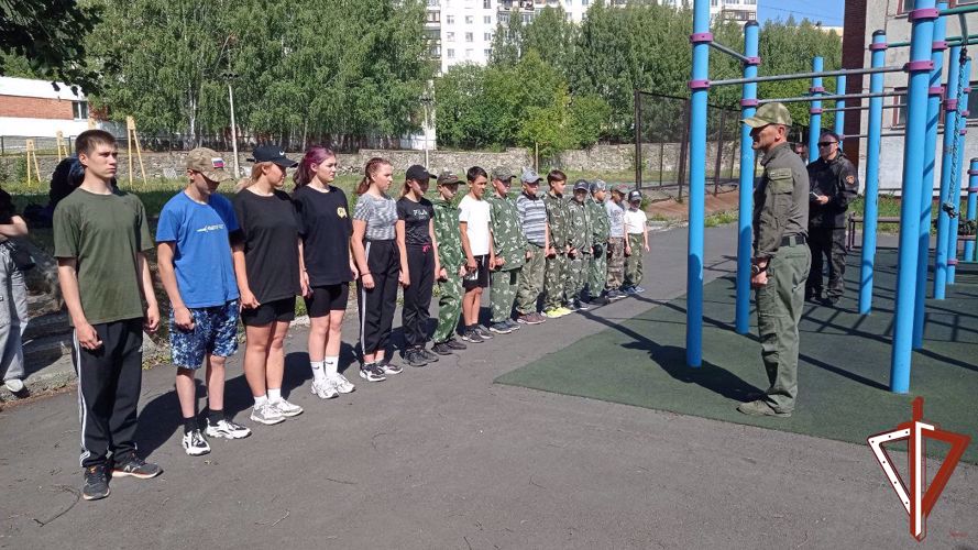 На Среднем Урале в отделении «Гвардейской смены» состоялась сдача нормативов на право ношения формы и головного убора Росгвардии