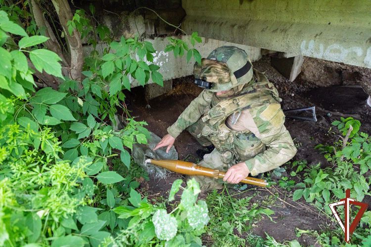 Росгвардейцы обнаружили схрон боеприпасов под мостом в ЛНР (видео)