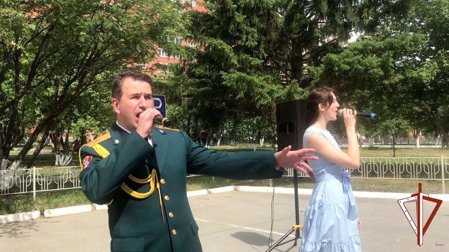 Росгвардия поздравила маленьких пациентов областной больницы праздничным концертом в Екатеринбурге (видео)