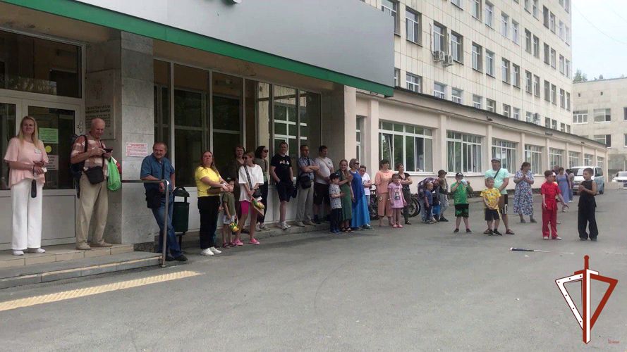 Росгвардия поздравила маленьких пациентов областной больницы праздничным концертом в Екатеринбурге (видео)