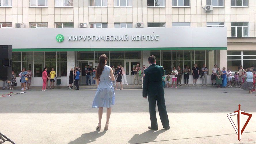 Росгвардия поздравила маленьких пациентов областной больницы праздничным концертом в Екатеринбурге (видео)