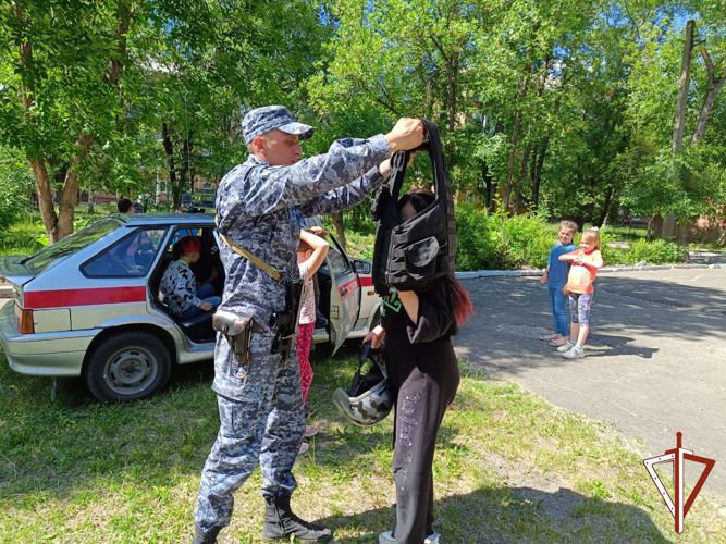 На Среднем Урале продолжаются мероприятия в рамках акции «Каникулы с Росгвардией»
