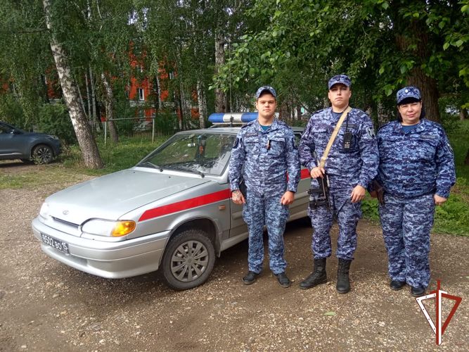 Росгвардейцы оказали содействие экстренным службам в ликвидации пожара в многоквартирном доме на Среднем Урале