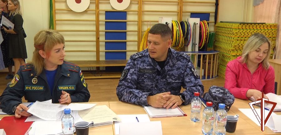 На Среднем Урале росгвардейцы участвуют в приемке дошкольных и образовательных учреждений к новому учебному году (видео)