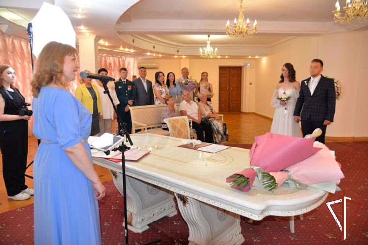 Сотрудник Росгвардии - участник СВО зарегистрировал брак с избранницей в День семьи, любви и верности