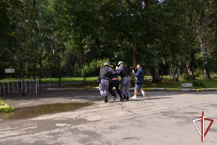 Росгвардейцы рассказали журналистам "России - 1" как проходят проверки безопасности школ к новому учебному году на Урале (видео)