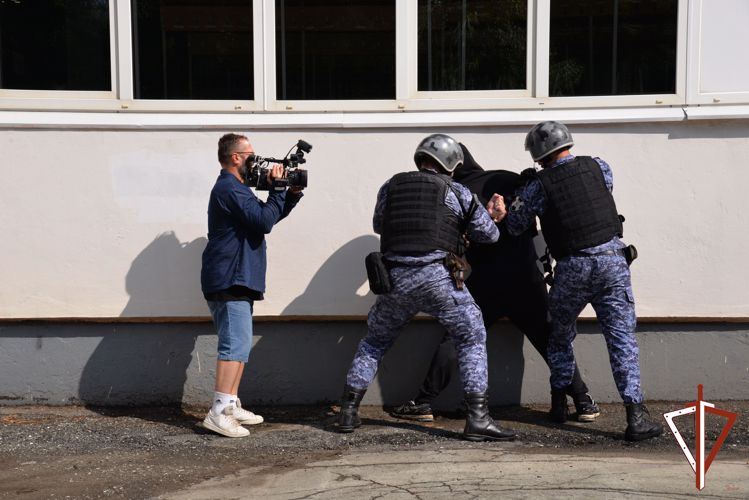 Росгвардейцы рассказали журналистам "России - 1" как проходят проверки безопасности школ к новому учебному году на Урале (видео)