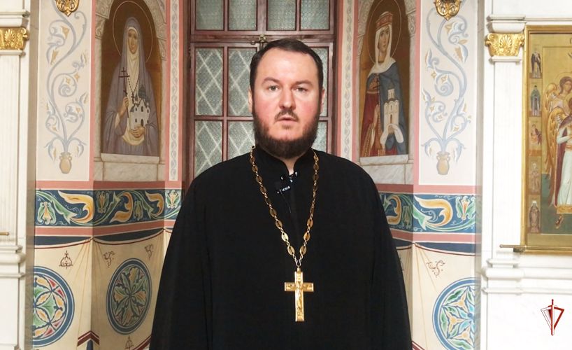 В Екатеринбурге в день Крещения Руси духовный наставник регионального управления Росгвардии поздравил сотрудников и военнослужащих с днем памяти небесного покровителя войск князя Владимира (видео)