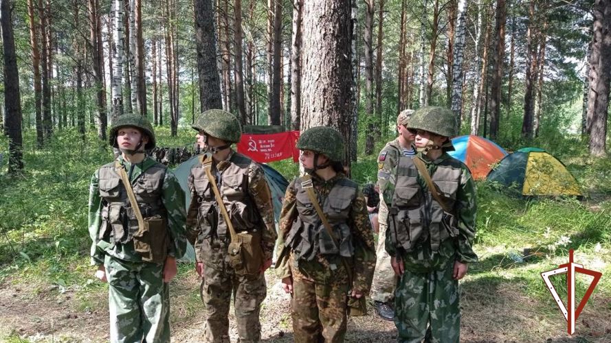 На Среднем Урале воспитанники регионального отделения молодежного патриотического проекта «Гвардейская смена» прошли недельные  военно-полевые сборы 