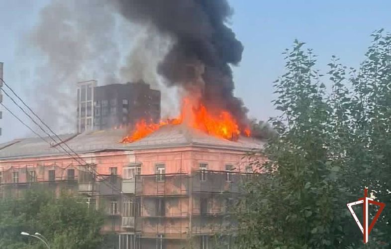 Около 40 человек эвакуировали сотрудники Росгвардии во время пожара в центре Екатеринбурга (видео)