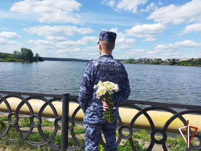 На Среднем Урале росгвардейцы поддержали Всероссийскую акцию ко Дню семьи, любви и верности (видео)