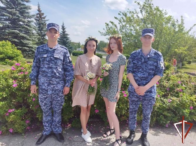 На Среднем Урале росгвардейцы поддержали Всероссийскую акцию ко Дню семьи, любви и верности (видео)